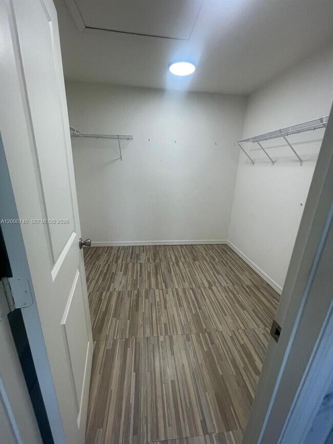 Building Photo - 594 Preserve Pointe Blvd