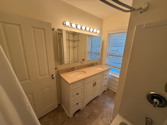 Building Photo - 125 Market St