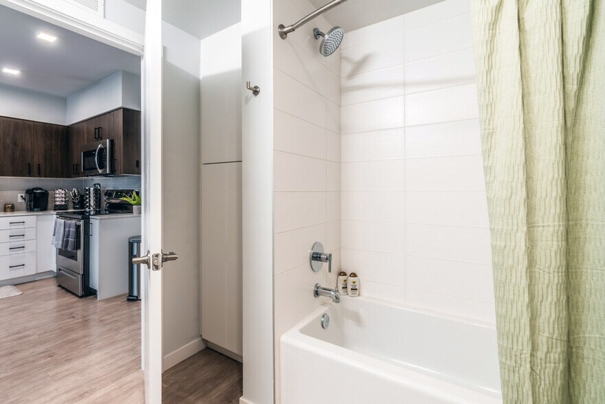 Building Photo - 320 Queen Anne Ave N