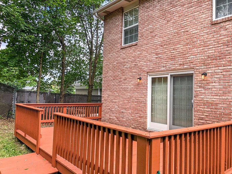 Large deck in back yard - 1008 Middletown Rd