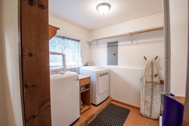 Building Photo - Spacious 3-Bed Home in Hayden Lake with La...