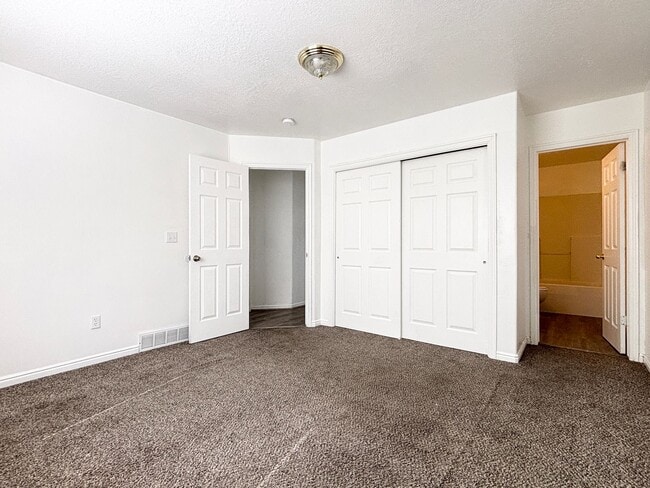 Building Photo - Bright & Spacious Rambler in Rose Park!