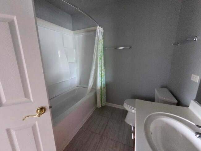 Building Photo - 2402 Oakfield Ct
