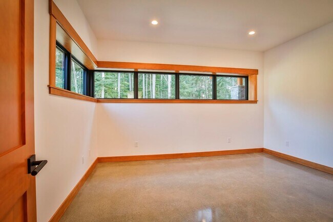 Building Photo - Private, Custom Home in Greenbank!