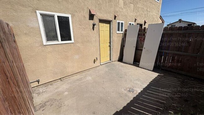 Building Photo - 2 bedroom 1.5 bathroom townhouse located in East Bakersfield Move In Special on Approved Credit