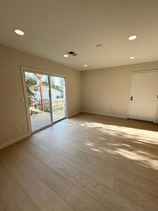 Building Photo - Live in West Redding!!