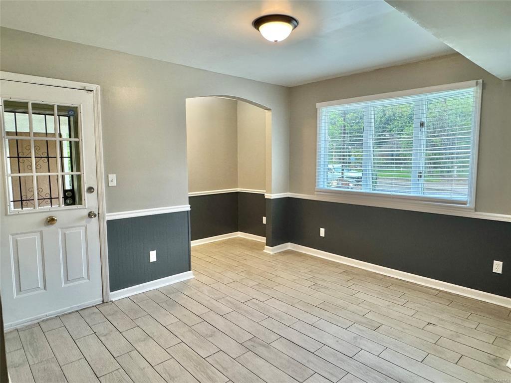 Building Photo - 697 Chatsworth Dr
