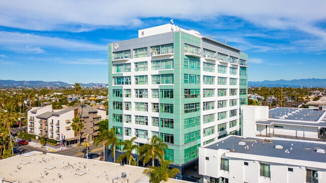 Exterior - Latitude 33