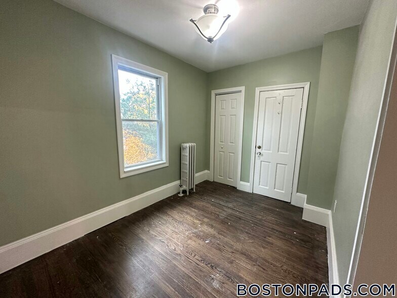 Building Photo - 13 Gladstone St