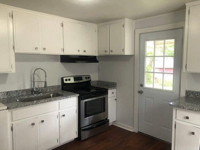 Building Photo - Beautiful Remolded Home Near Downtown Spar...