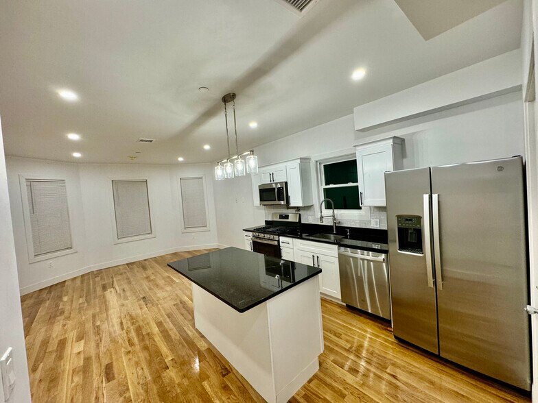 Building Photo - 74 Corona St