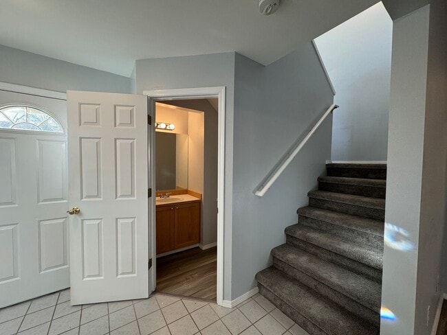 Building Photo - Modern Updated Townhome