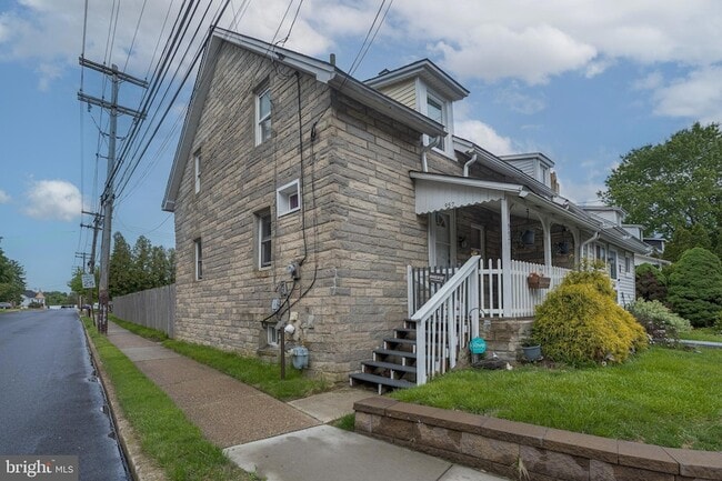 Building Photo - 957 W 6th St