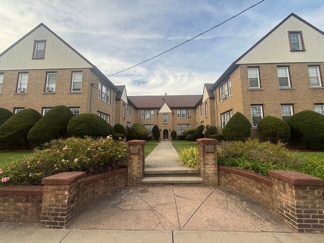 Building Photo - 155 Elm St