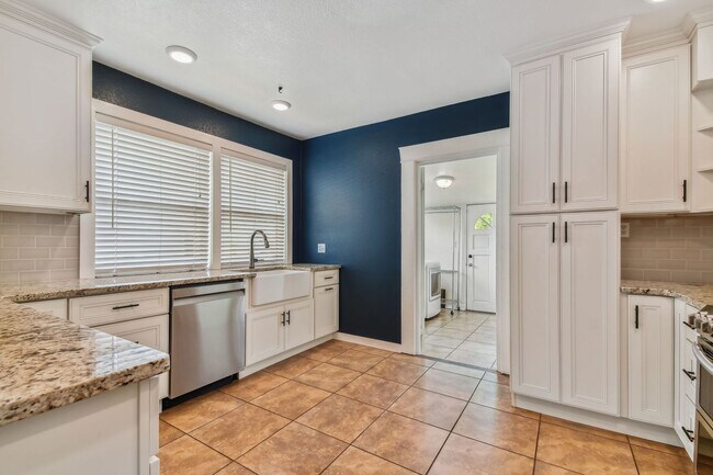 Building Photo - Riverside Heights Historic Bungalow!