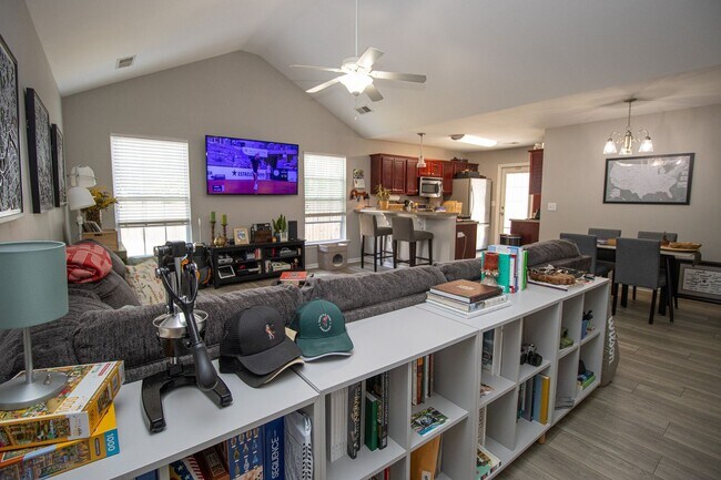 Building Photo - Spacious 3BR in Myers Creek – Fenced Yard, Workshop w/ Electricity & Bright Open Living!