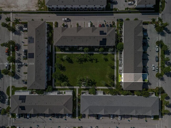 Building Photo - 757 SW 11th St