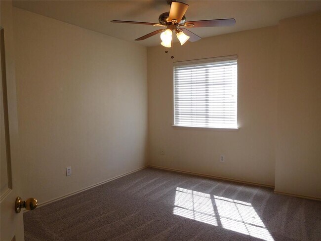Building Photo - 911 Middle Brook Dr