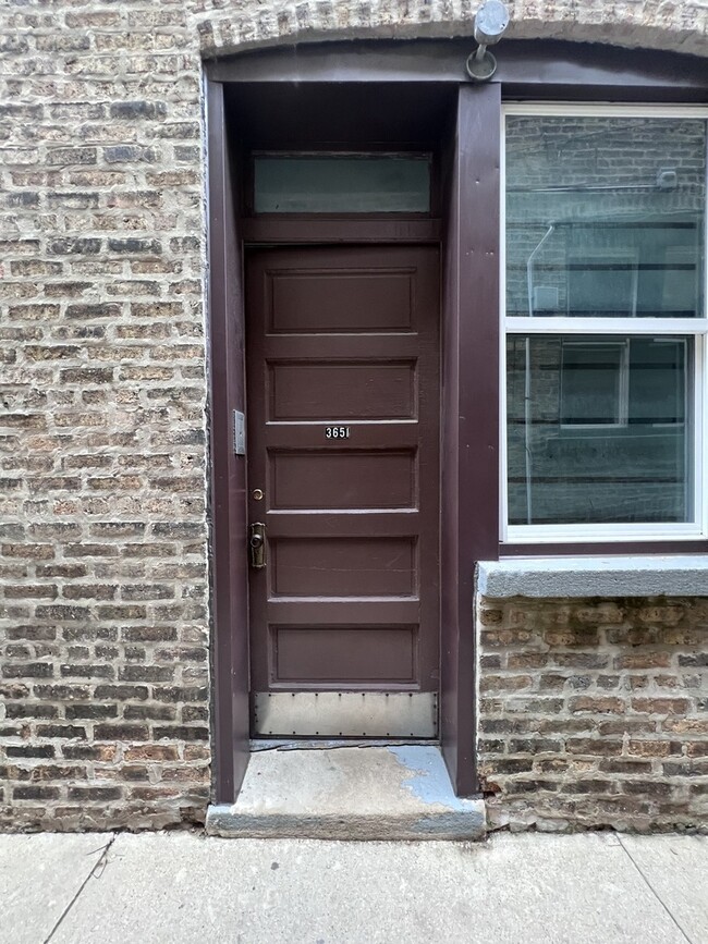 Primary Photo - 3651 W Montrose Ave