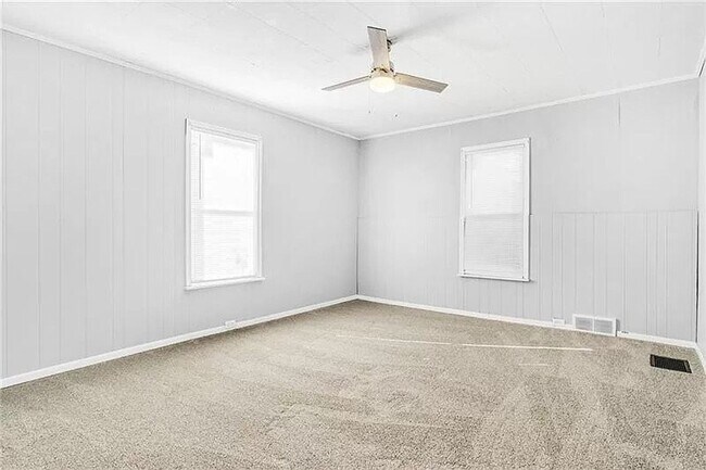 Building Photo - 2 bed 1 bath - newly updated top to bottom...