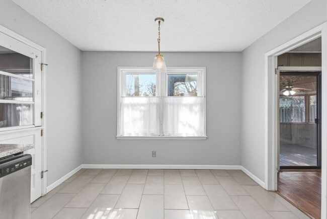 Building Photo - 1354 E Walnut St