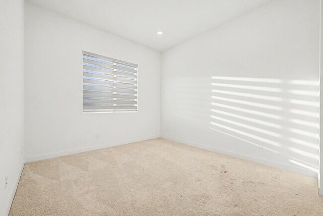 Building Photo - 1277 E Tonto Dr