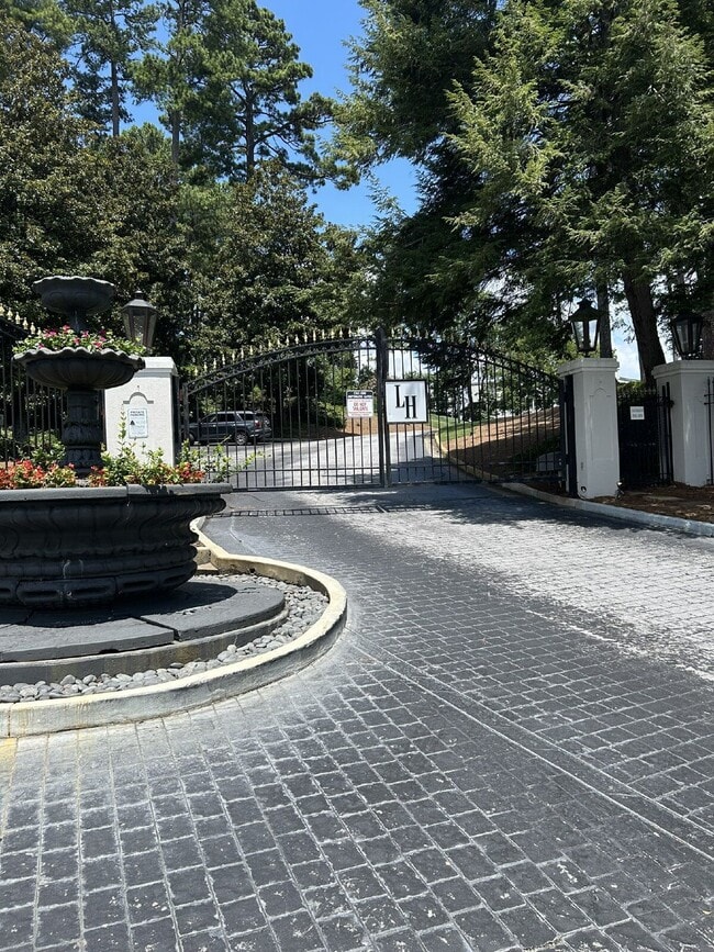 Building Photo - 3115 Pine Heights Dr NE