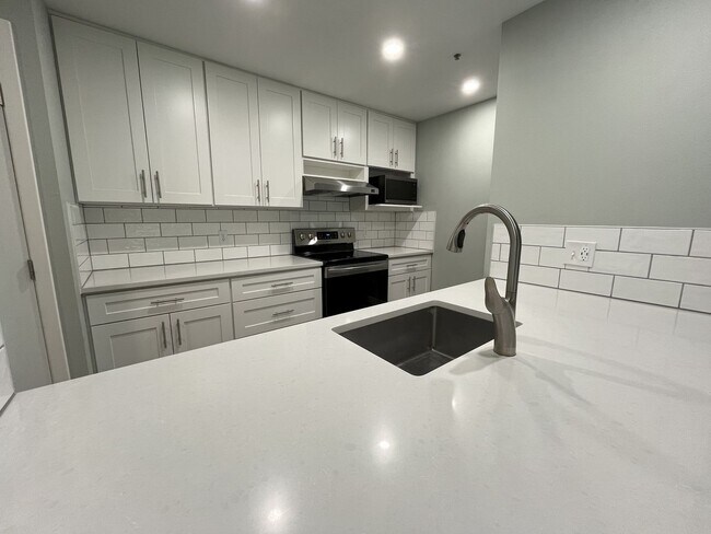 Building Photo - 1BD/1BA RiverPlace Condo - Secure Parking Included. Walk to OHSU, Waterfront, Shops & Restaurants.