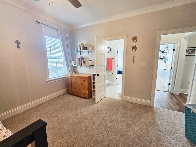 Building Photo - Spacious 4BR/3BA Home with Open Floor Plan, Screened Porch & Fenced Backyard