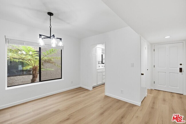 Building Photo - 1423 S Bentley Ave