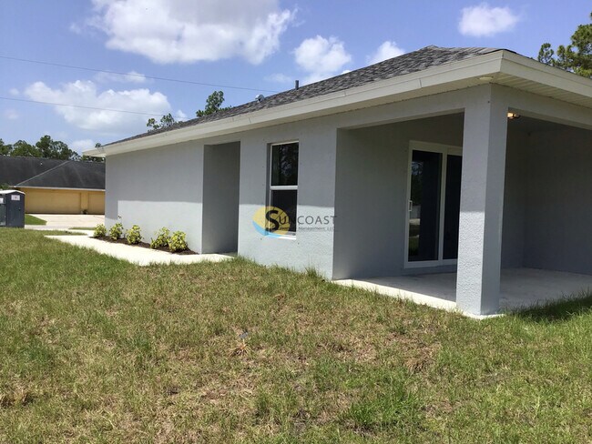 Building Photo - 2 Bed/2 Bath Duplex In Lehigh Acres!