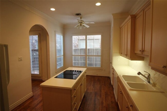 Building Photo - 1816 Devonshire Crescent