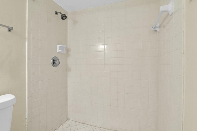 Building Photo - 2333 Waterside Dr