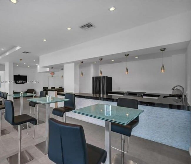 Building Photo - 2841 N Ocean Blvd