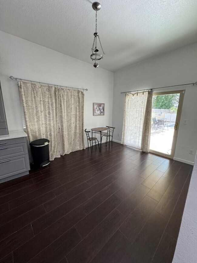 Building Photo - Northwest-3 bedroom/ 2 bathroom single family home w/ pool!