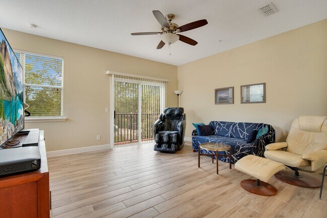 Building Photo - 28 W Esther St