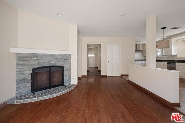 Building Photo - 10707 Wellworth Ave
