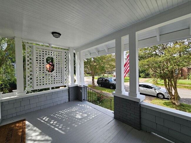 Building Photo - COLONIAL PLACE