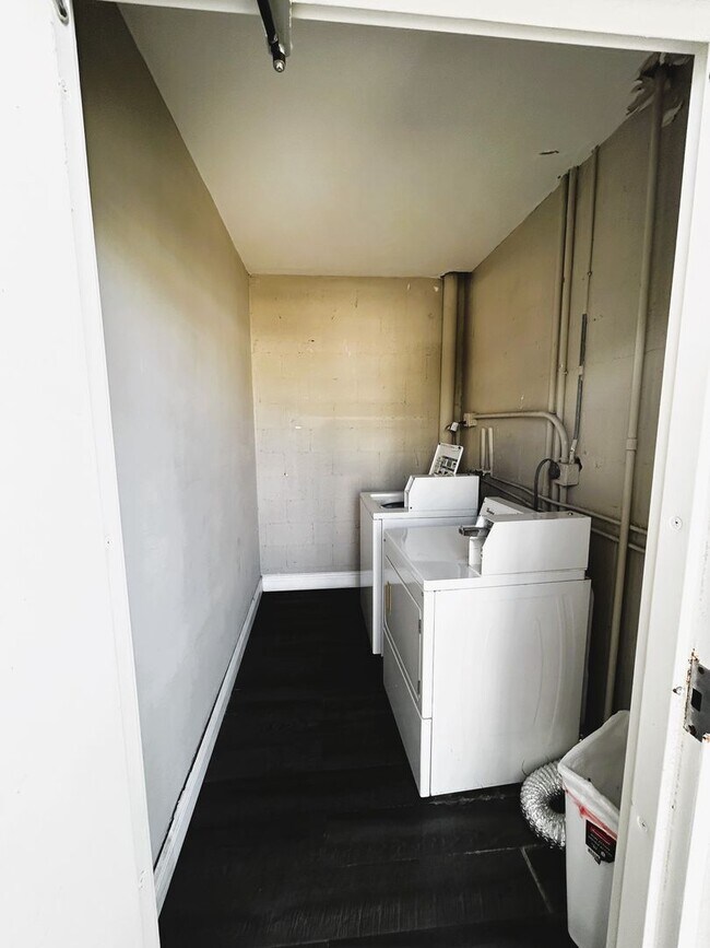 Building Photo - Large Updated 1 Bedroom 1.5 Bath Condo - Steps from Fort Lauderdale Beach!