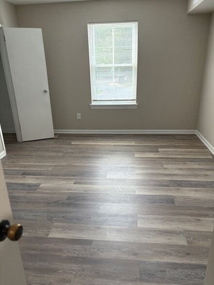 Master bed room with walk in closet - 11611 Stoneview Sq