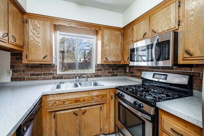 Building Photo - MOVE IN SPECIAL, $675 OFF FIRST MONTH