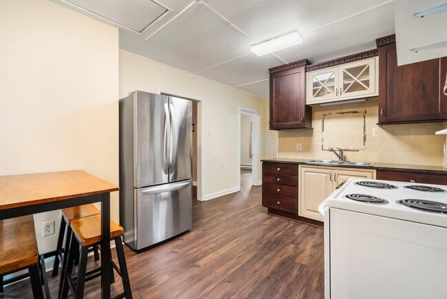 Building Photo - 623 W Shiller St