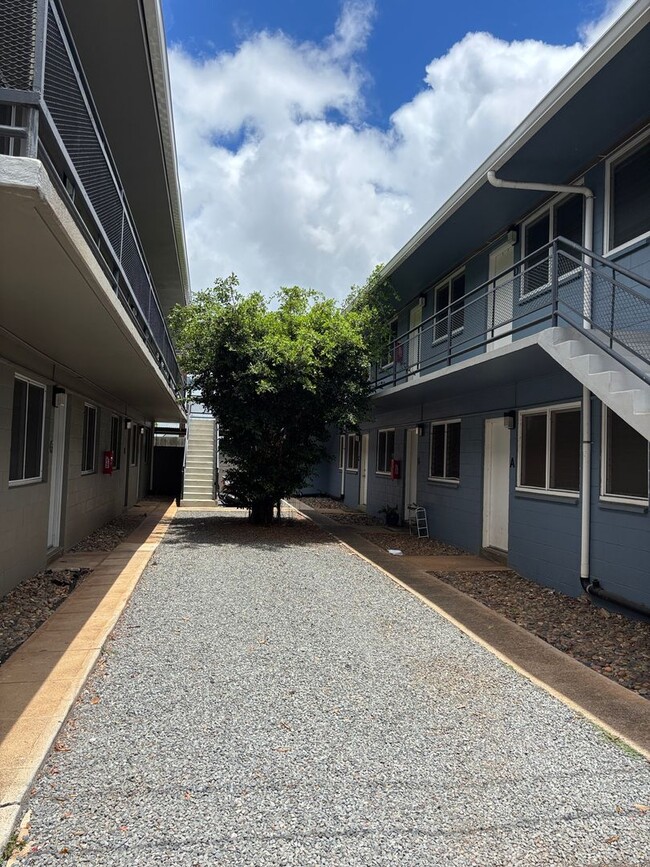 Building Photo - Moiliili/University - Hausten St - 2 Bdrm/...