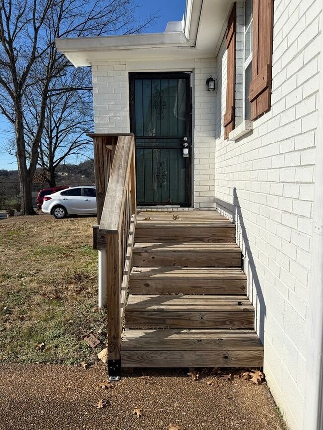 Building Photo - For Rent - Great Duplex Unit in North Nashville
