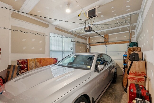 Building Photo - Stylish 3-Level Condo with Garage in Prime...