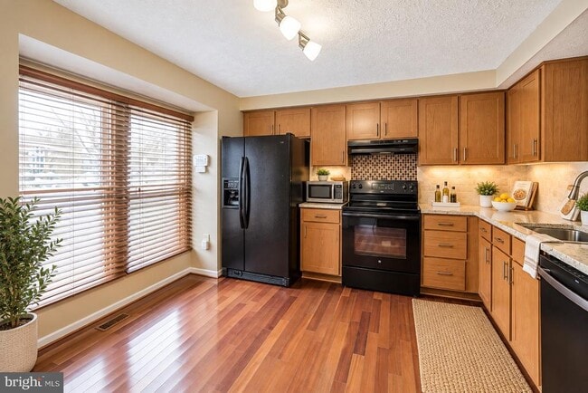 Building Photo - 6121 Cedar Wood Dr