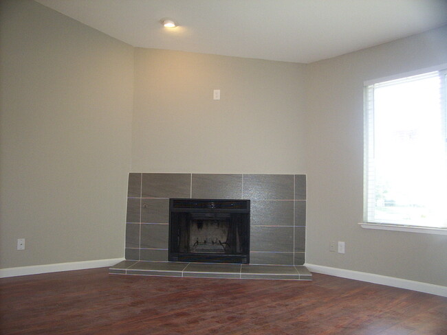 Building Photo - 3 Bedroom 2 Bathroom 2 Car Garage Home in ...