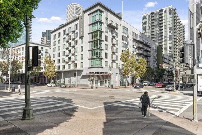 Building Photo - 645 W 9th St