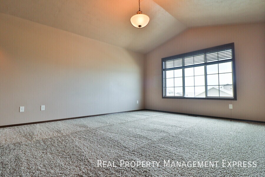 Building Photo - Beautiful 2 Story Townhome with Loads of A...