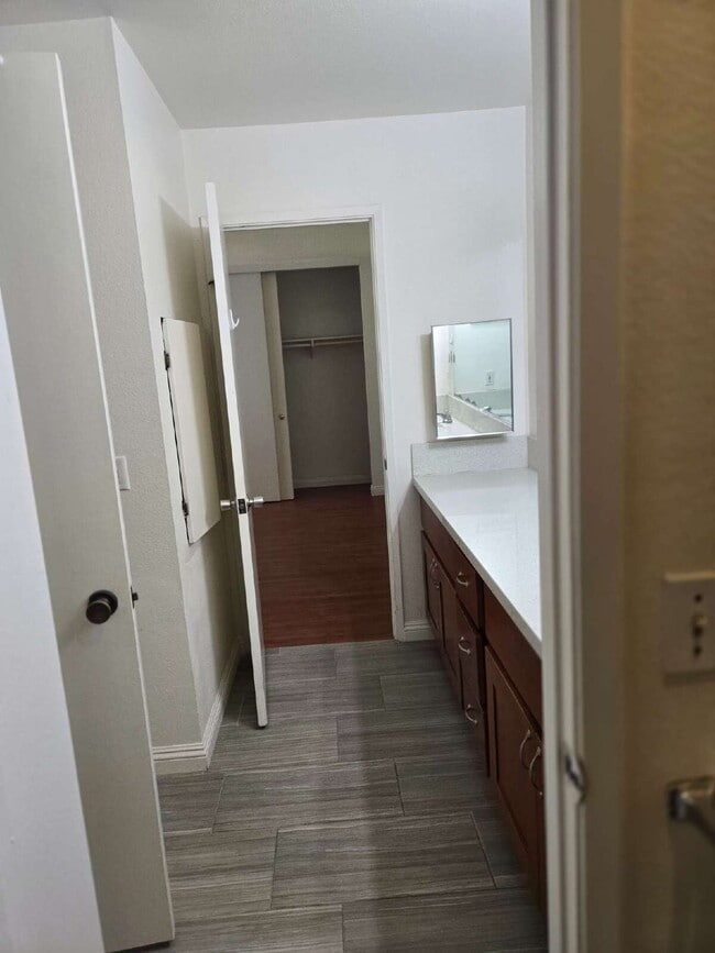 Building Photo - Spacious 3-bed, 2-bath condo is located in the heart of UTC, right on the UCSD bus line! It featu...